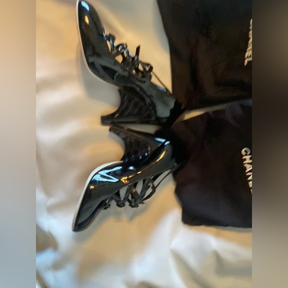 CHANEL PATENT LEATHER WEDGE SHOES - Picture 3 of 12